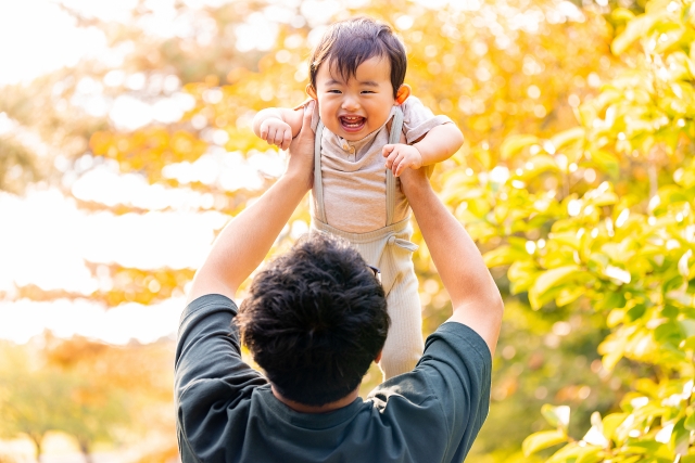赤ちゃんを高い高いする男性
