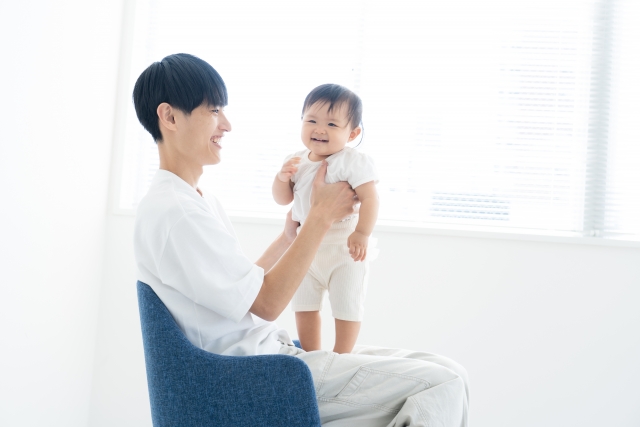 赤ちゃんを抱っこする男性