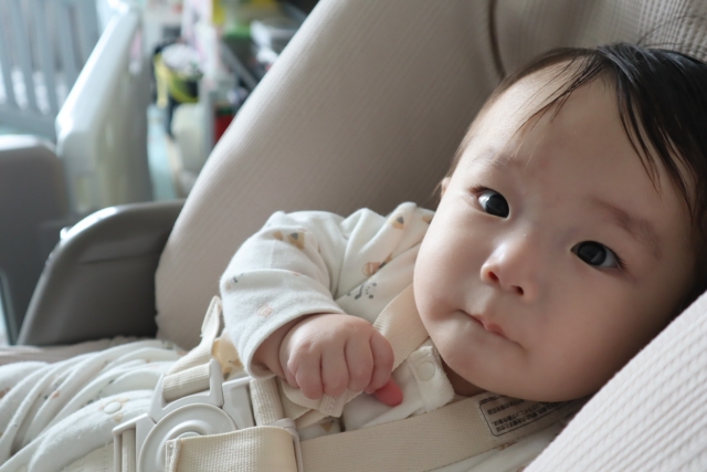 つぶらなひとみでこちらを見つめる赤ちゃん