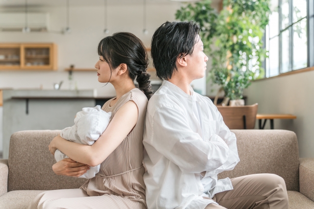 妻と喧嘩してそっぽを向く夫婦