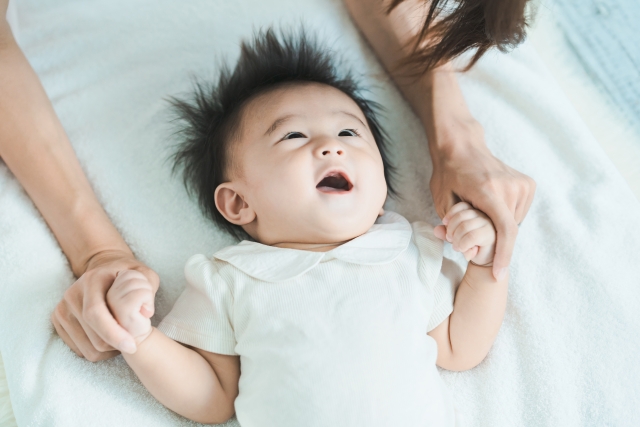 親を見上げるかわいい赤ちゃんの画像。
