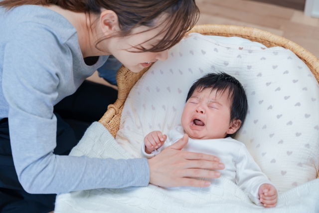 ママが赤ちゃんを寝かしつけている