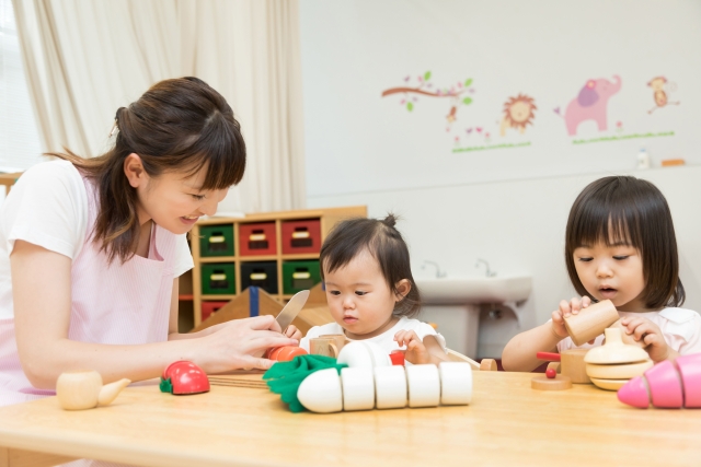 保育士と子どもの保育園のイメージ
