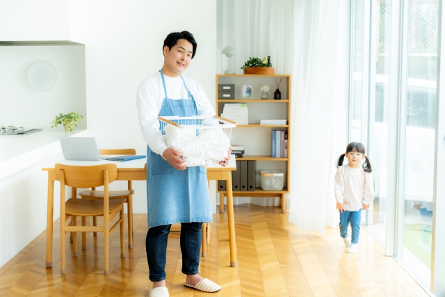 子どもと一緒に洗濯をするパパ