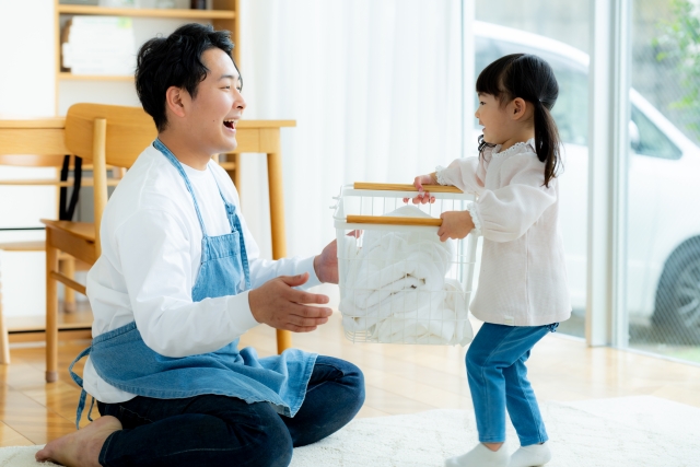 こどもと一緒にお掃除をする画像