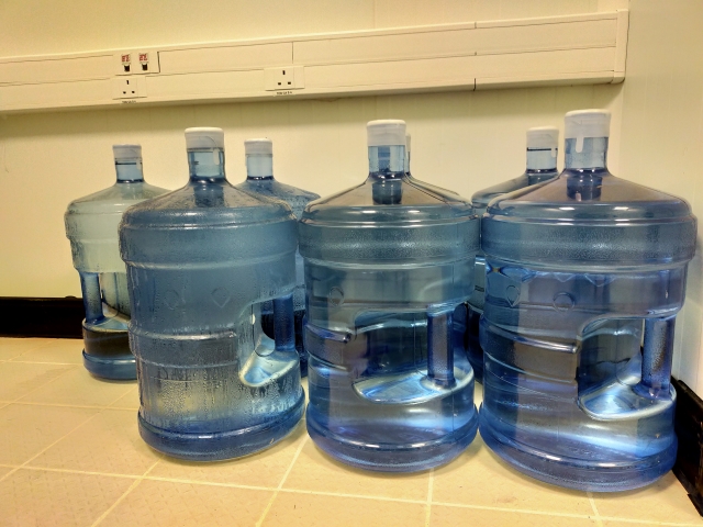 水のボトルを大量にストック